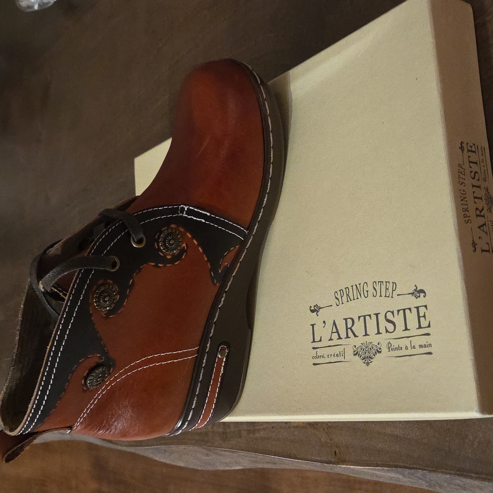 L'ARTISTE By Spring Step Two-Tone Brown Ankle Booties